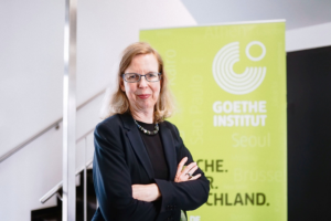 Foto von Susan Zerwinsky, Leiterin des Goethe-Instituts Mannheim, vor GI-Banner (Halbportr&auml;t)